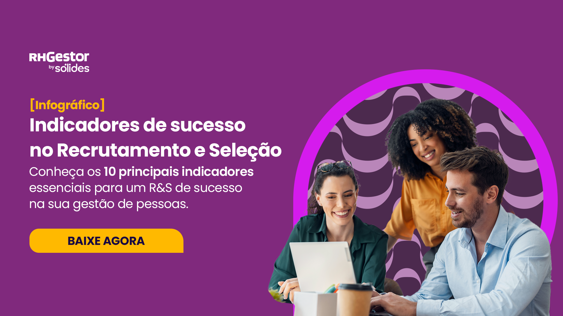tres pessoas olhando e rindo para o computador