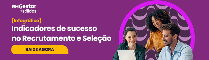 duas mulheres e um homem rindo e olhando para um computador em frente a um círculo com elementos de onda