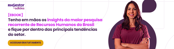 mulher de braços cruzados e camiseta roxa em frente a um fundo branco