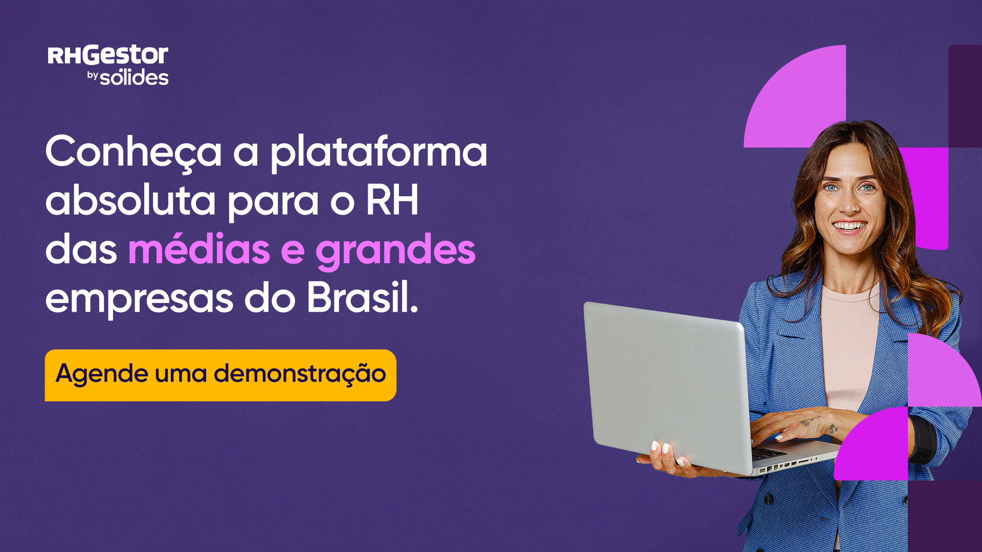 mulher segurando um notebook