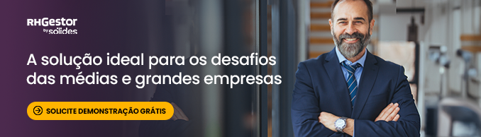 homem de terno com os braços cruzados no canto direito